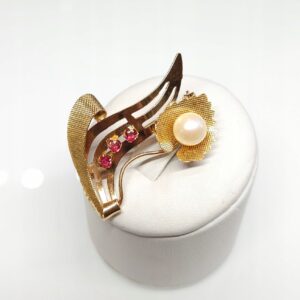 Złota broszka z perłą hodowaną i rubinowymi kamieniami, złoto 0,750