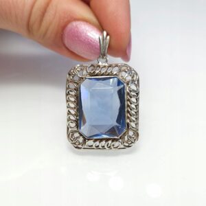 Srebrny, ażurowy wisiorek z niebieskim kamieniem, srebro 0,835