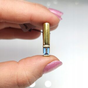 Pozłacany wisiorek, niebieski spinel, srebro złocone 0,925 prosta forma