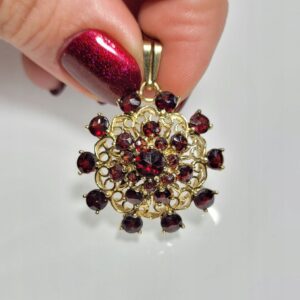 Złoty wisiorek okrągły ażurowy złoto pr. 0,333 rozeta, granaty