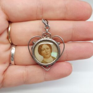 Srebrny wisiorek dwustronny serce portrety na masie perłowej, srebro 0,800