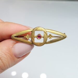 Pozłacana broszka, mosiądz złocony - rubinowe szkło - drobne kwiatki