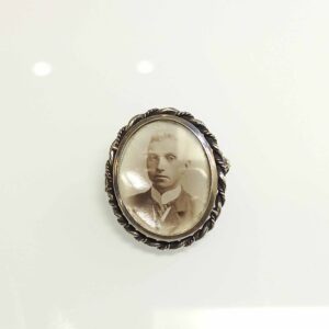 Srebrna broszka przedwojenna medalion srebro 0,800 fotografia - portret