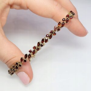 Złota bransoletka z granatami, złoto 0,333, granaty, drobne obwód: 19,3cm