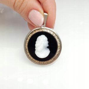 Wisiorek srebrny złocony okrągła kamea, srebro złocone 0,835