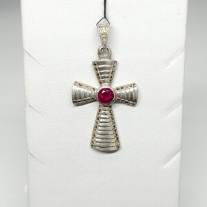 Srebrny krzyżyk z rubinem synt., srebro pr. 0,800 markazyty