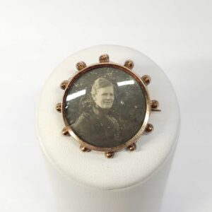 Pozłacana broszka z kon. XIXw. z fotografią, mosiądz złocony