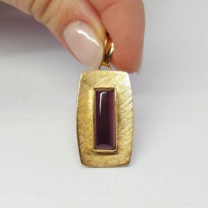 Pozłacany wisiorek z fioletowym kamieniem, mosiądz złocony