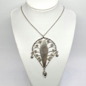 Srebrny filigranowy wisiorek z łańcuszkiem, srebro 0,800 obw. 45,5cm