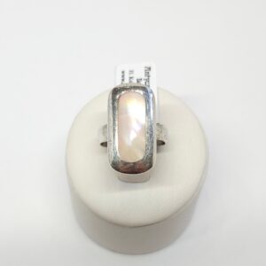 Srebrny pierścionek z masą perłową, srebro pr. 0,925 roz.11