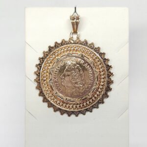Pozłacany wisiorek w ażurowej oprawie, moneta mosiądz złocony