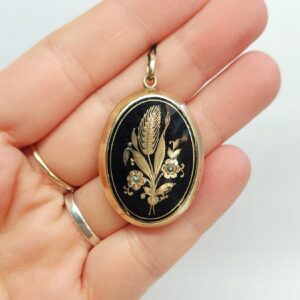 Pozłacany sekretnik XIX w., mosiądz złocony z emalią i półperłami