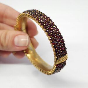 Pozłacana sztywna bransoletka z granatami, XIXw. rozpinana obw. 16,7cm