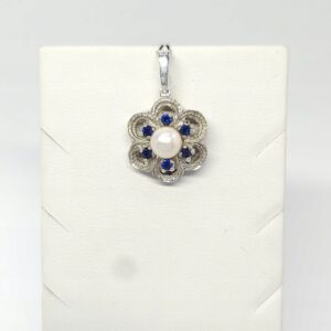 Srebrny wisiorek z perłą hod. i szafirowymi kamieniami, srebro 0,835 rozeta