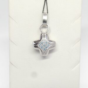 Srebrny wisiorek krzyżyk z błękitnymi kamieniami naturalnymi, srebro 0,925