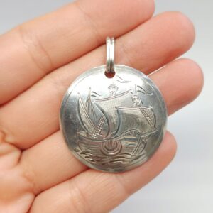 Srebrny wisiorek z żaglowcem, srebro pr. 0,835 grawerowany