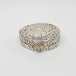 Srebrne puzderko, owalny zdobiony pigularz, srebro pr. 0,800