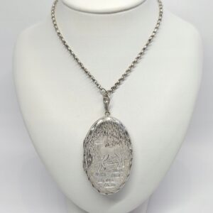 Srebrny sekretnik medalion z łańcuszkiem, srebro 0,835, sarna, obw. 75cm