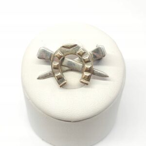 Srebrna broszka z podkową i hufnalami, srebro pr. 0,800 pozłacana hippika