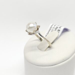 Złoty pierścionek z perłą i diamentami, białe złoto pr. 0,750 roz. 9