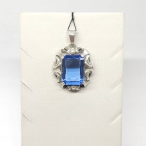 Srebrny wisiorek z niebieskim kamieniem, srebro 0,835 ażurowy