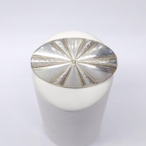 Srebrna owalna przedwojenna broszka, srebro pr. 0,800 giloszowana